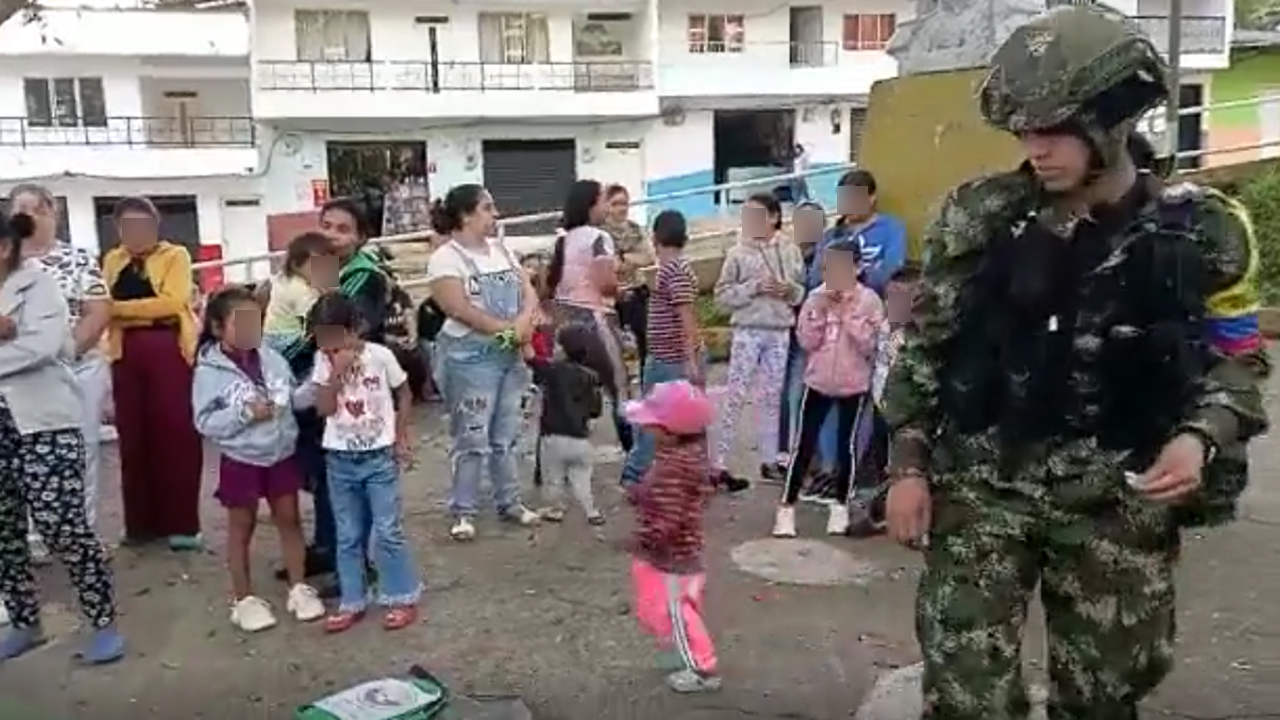 Con camuflado y fusil, las FARC entregando útiles escolares en un parque de Antioquia
