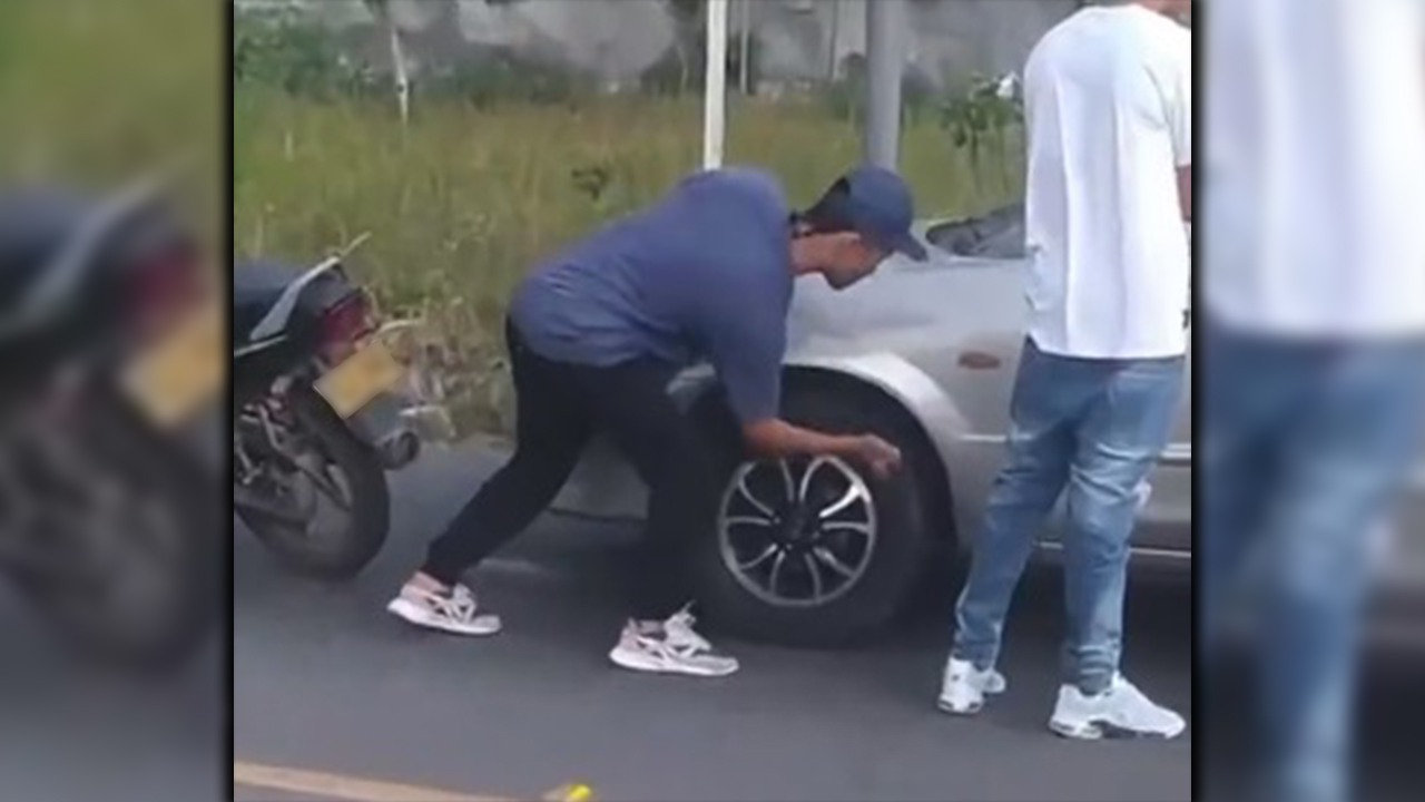 Daño con daño dijo el motociclista al dañar la llanta del carro con un cuchillo