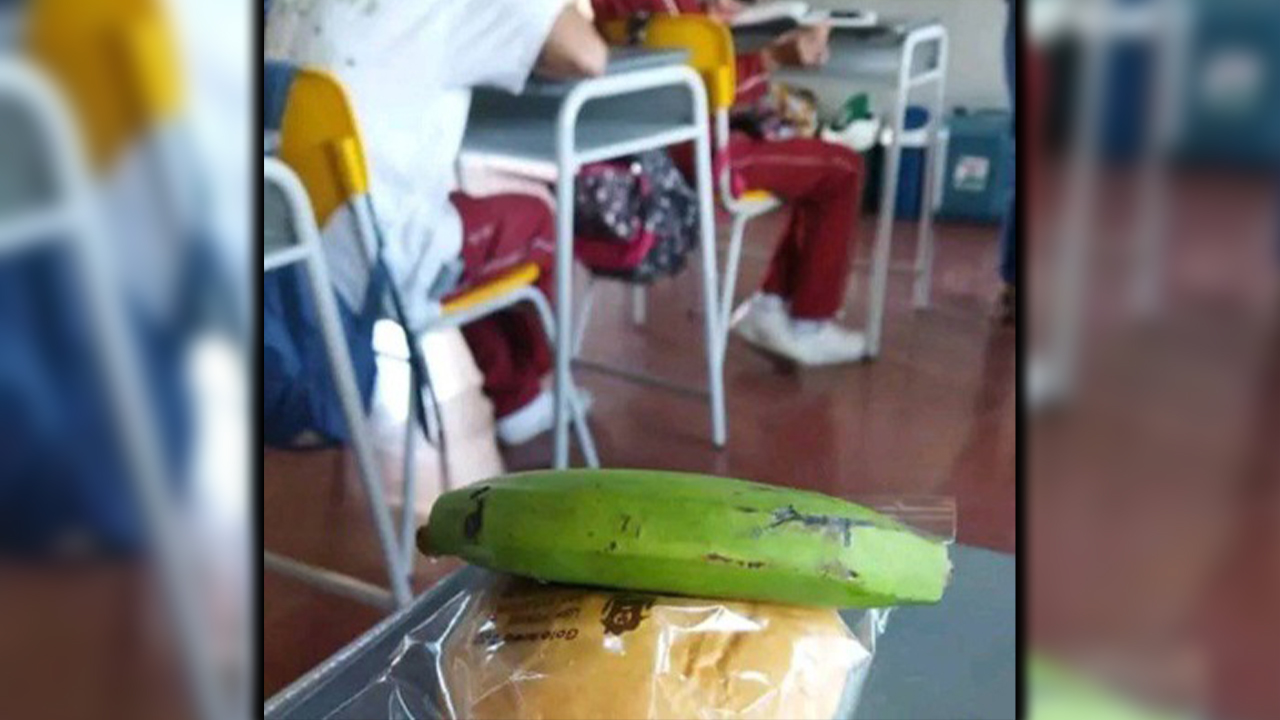 [FOTO] Denuncian que en dos colegios de Abejorral entregaron un pan con un banano verde como ración del PAE