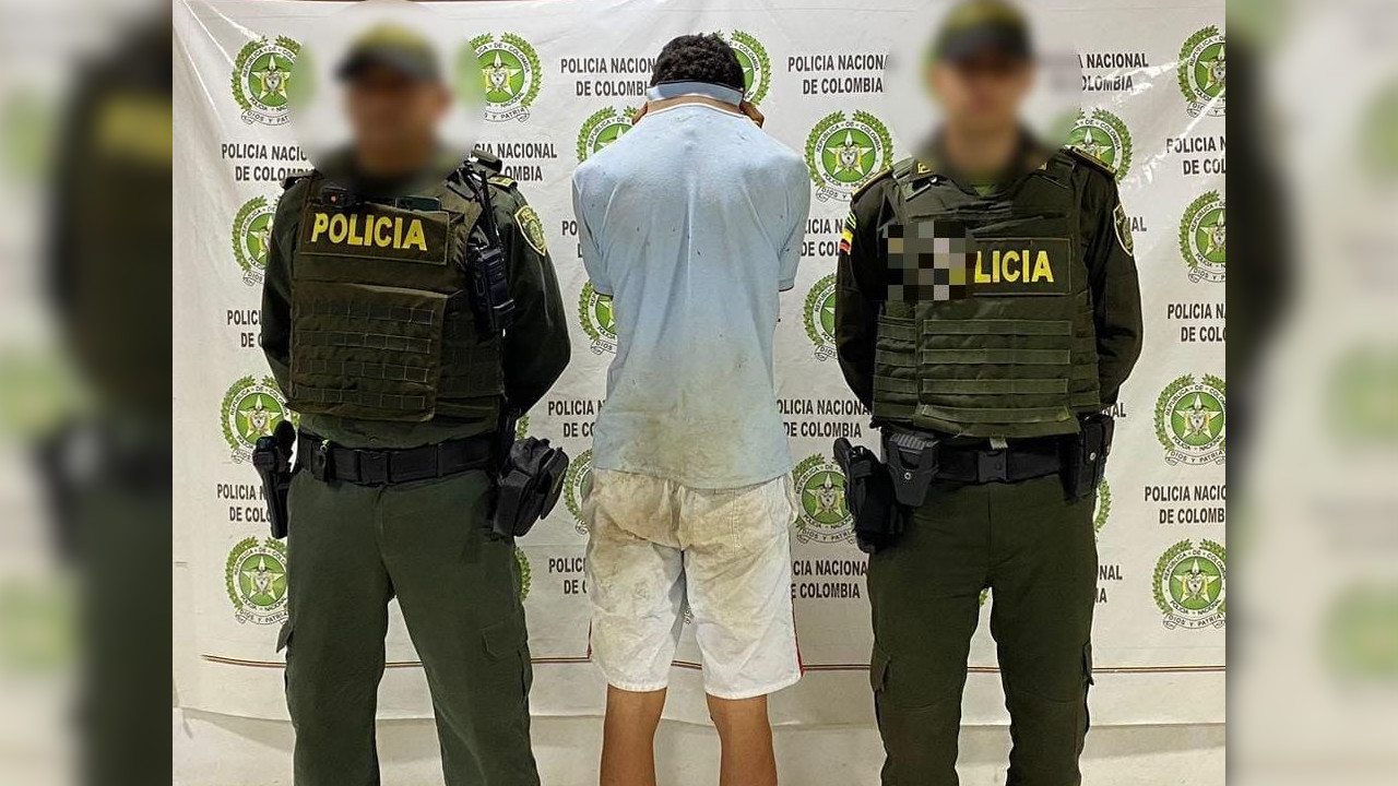 Este 'tipo' fue capturado porque le estaba dando puños a la mamá