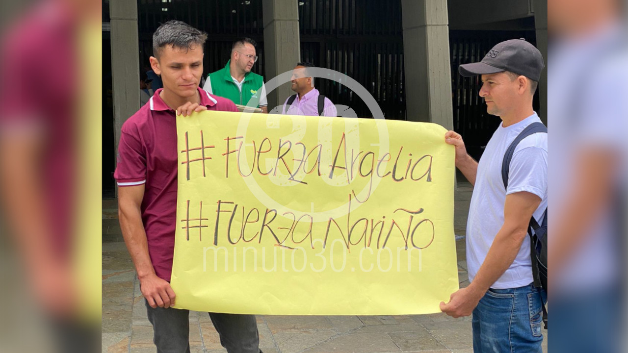 [FOTOS] Hay una manifestación en La Apujarra en solidaridad con las comunidades confinadas en Argelia y Nariño