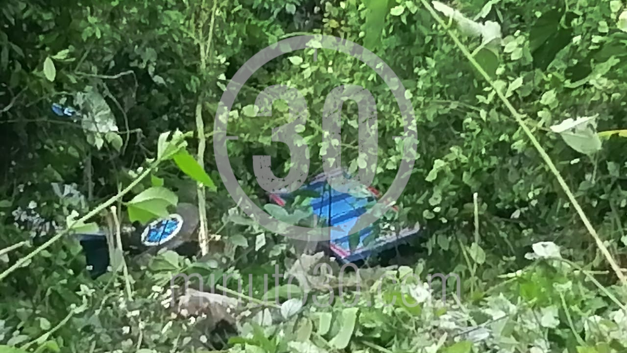 [FOTOS Y VIDEO] En Argelia, Antioquia, una volqueta rodó por un abismo