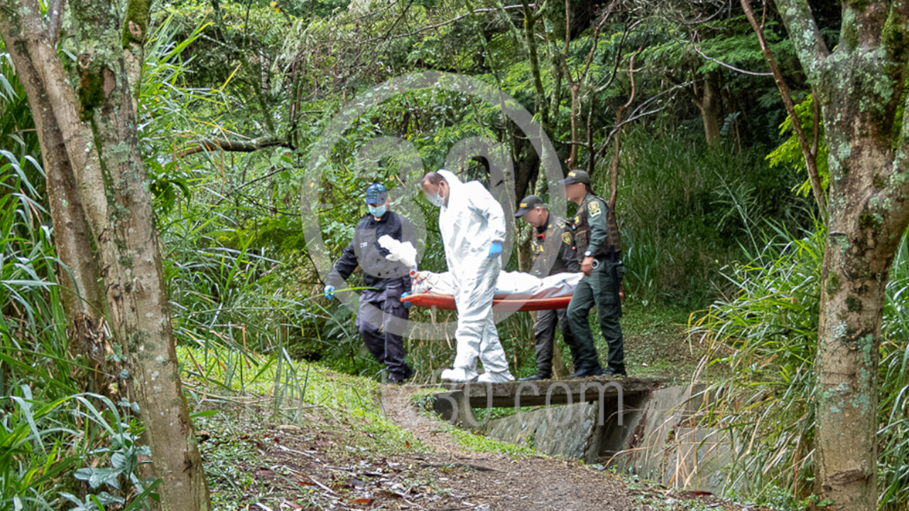 [FOTOS Y VIDEOS] Encontraron un cuerpo suspendido de una cuerda en el Cerro El Volador