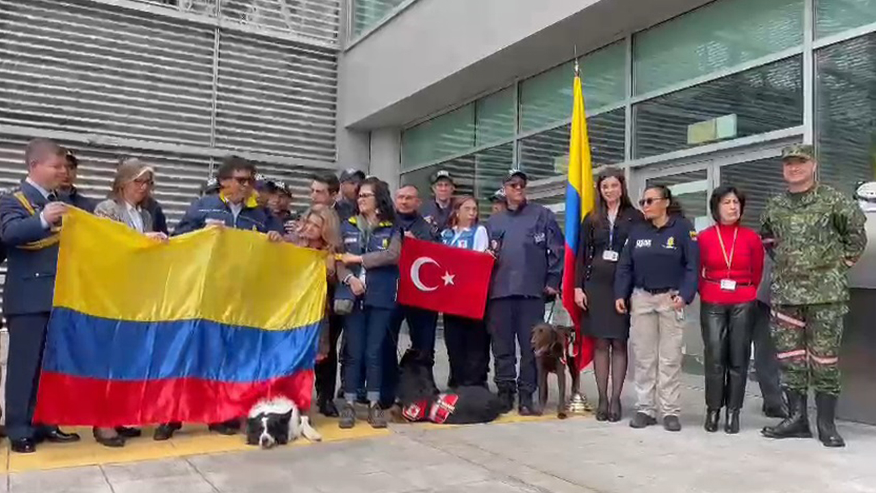 Fuerza pública colombiana apoya labores de rescate con caninos en Turquía