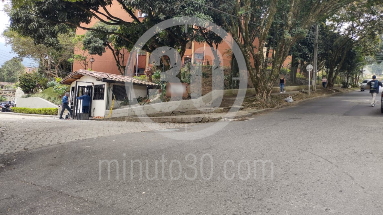 Intentaba huir de un sicario se escondió en una unidad residencial en Medellín pero las balas lo alcanzaron