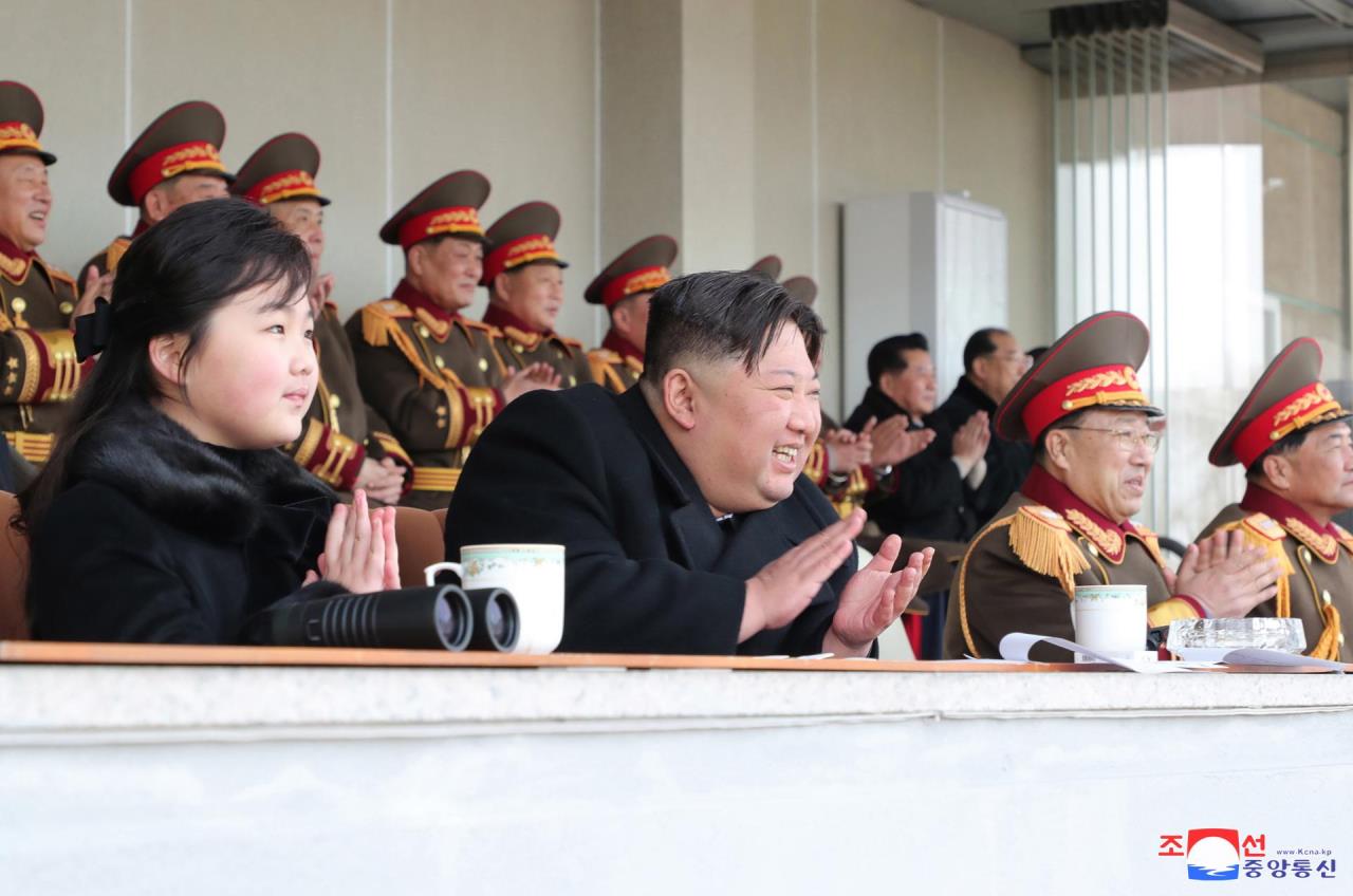 Kim Jong-un presencia un partido de fútbol en compañía de su hija