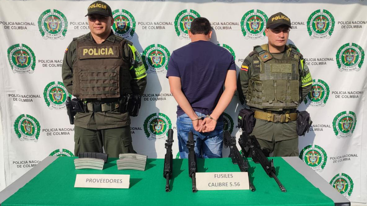 Lo capturaron con cuatro fusiles de asalto en un bus de transporte público