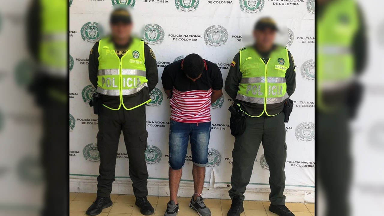 Lo capturaron cuando le pegaba a su mujer