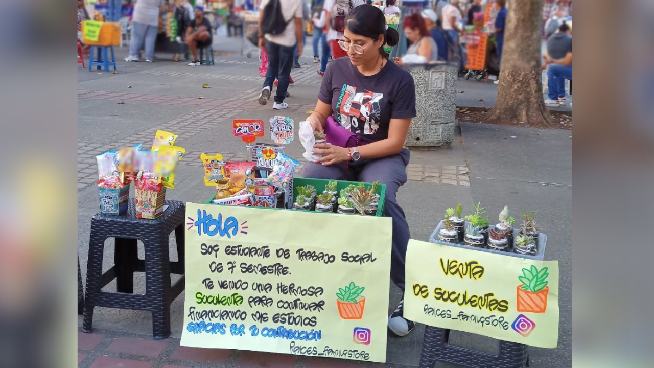 Lorena vende suculentas y dulces en Bello para pagar su universidad, ya va en el séptimo semestre