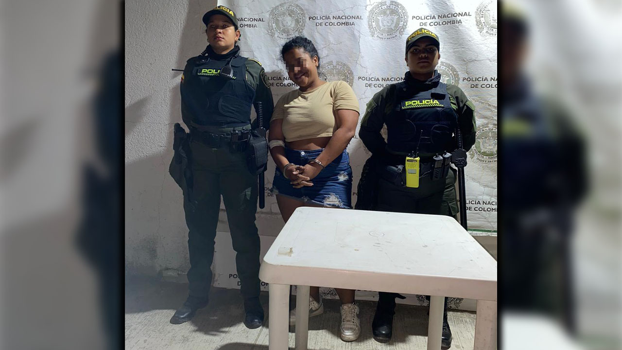 Posó sonriente al ser capturada por pegar y morder a una policía