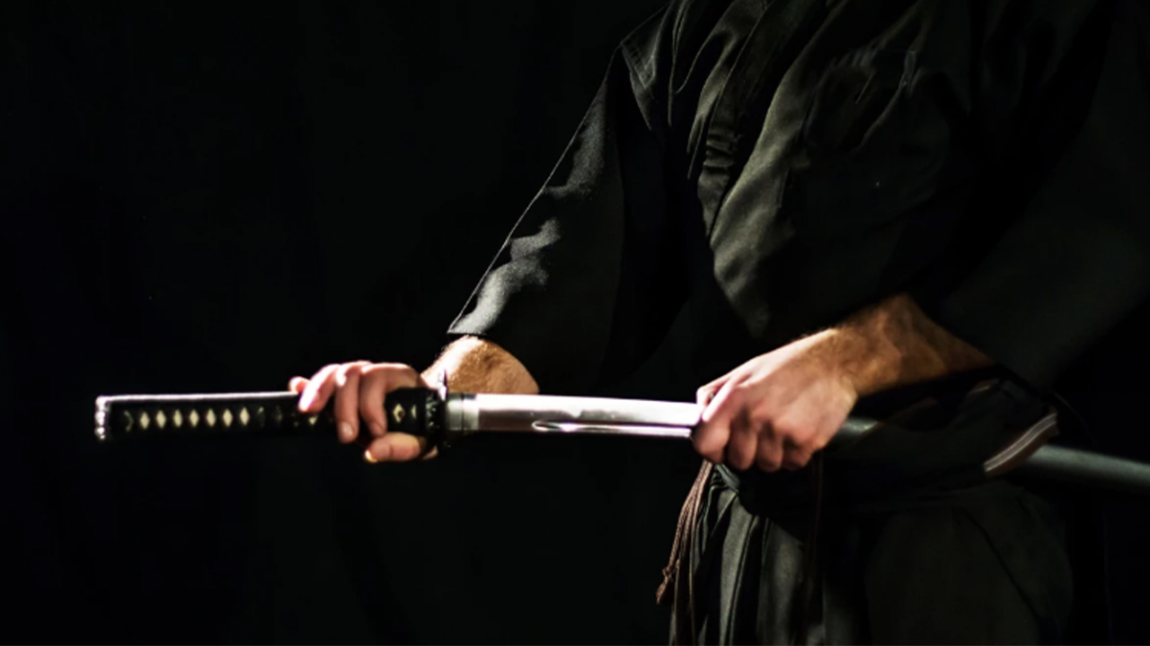 Quiso dar una lección a hijo desobediente con una katana y lo mató sin culpa