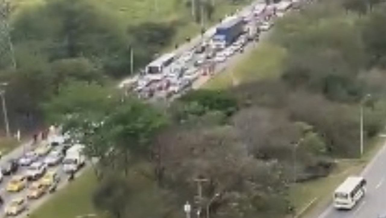 [VIDEO] Reportan movilidad reducida por paro de taxista en Niquía
