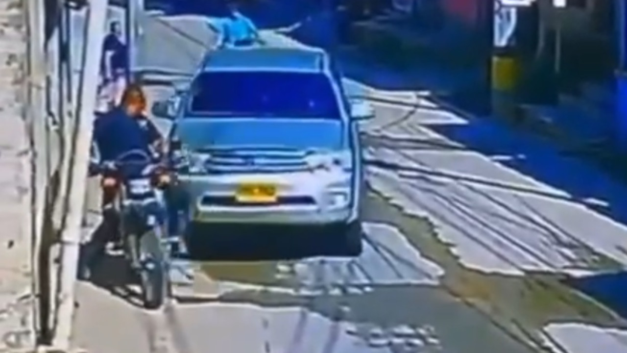 [VIDEO] Un policía se llevó por delante a un motociclista en Antioquia