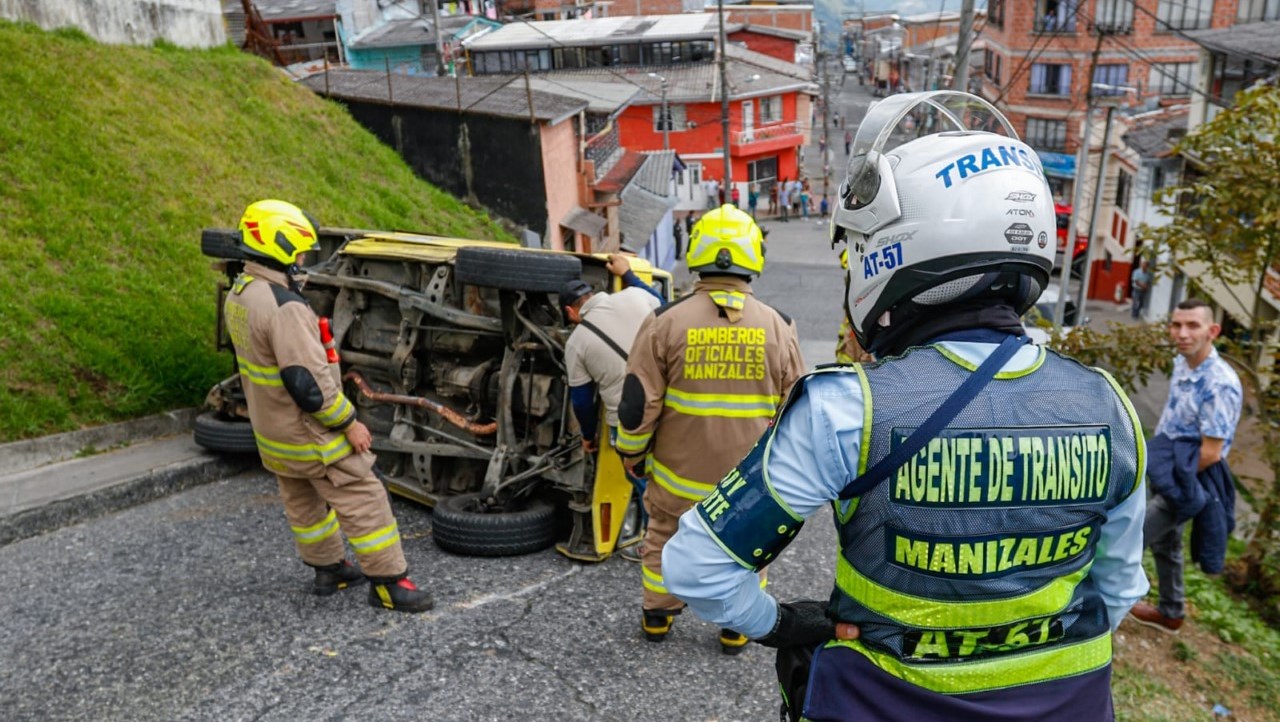 ¡Qué susto! Se volcó un carro con dos personas adentro
