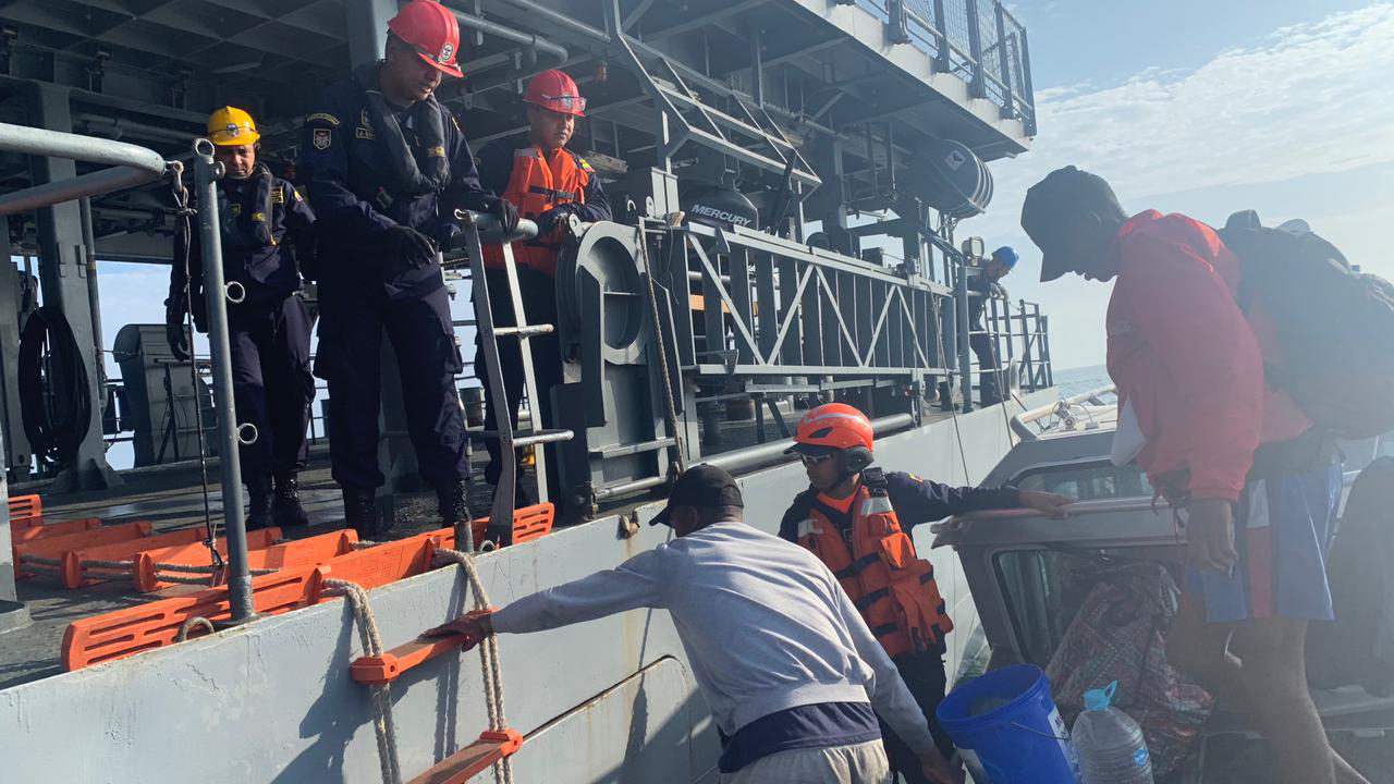 Tres pescadores rescatados luego de seis días a la deriva