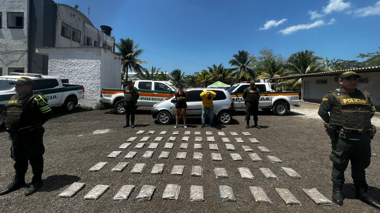 [VIDEO] Dos personas iban 'a la lata' en la vía Medellín - Urabá ¡claro! le huían a los policías