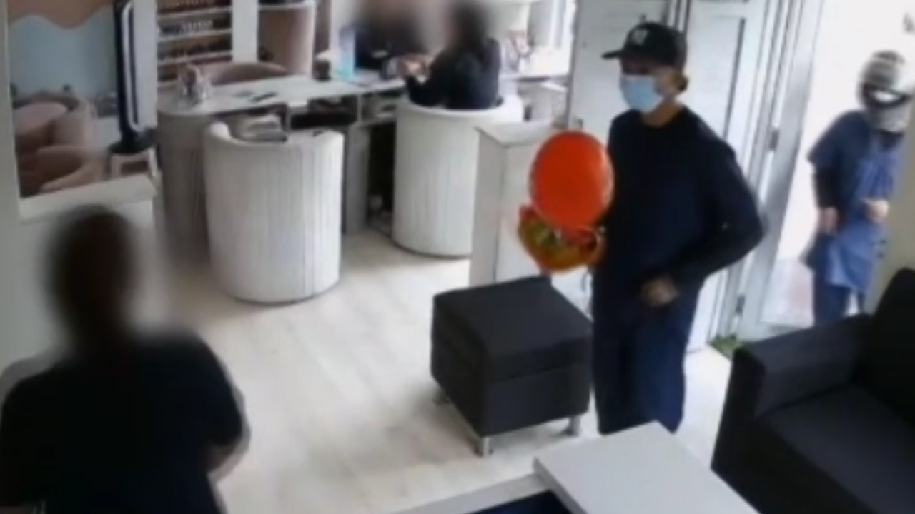 [VIDEO] Ladrones llegaron con ramo de flores y un globito a robar a un negocio en Bello