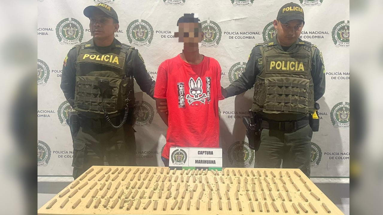 [VIDEO] Lo grabaron con un 'montón' de marihuana en Medellín y de una lo capturaron
