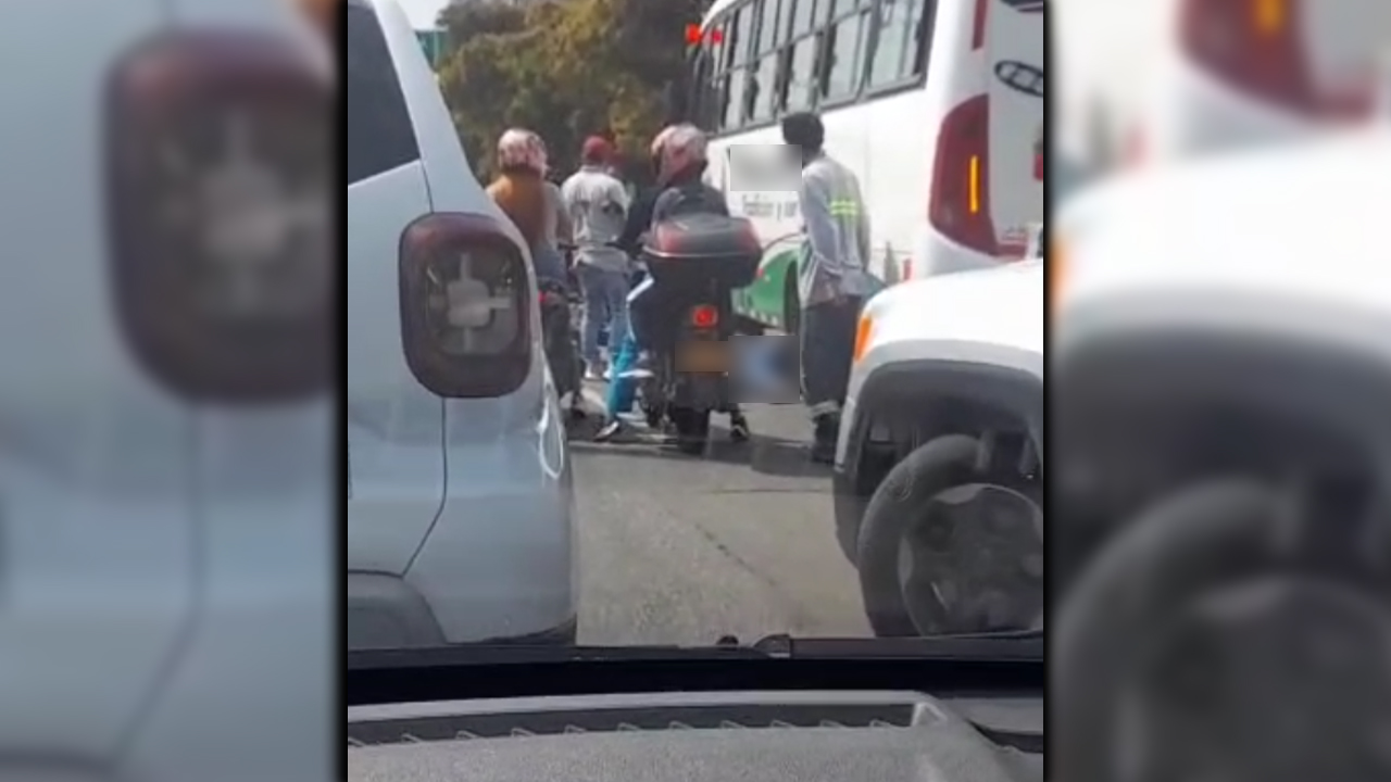 [VIDEO] Motociclista terminó debajo de un bus en Medellín