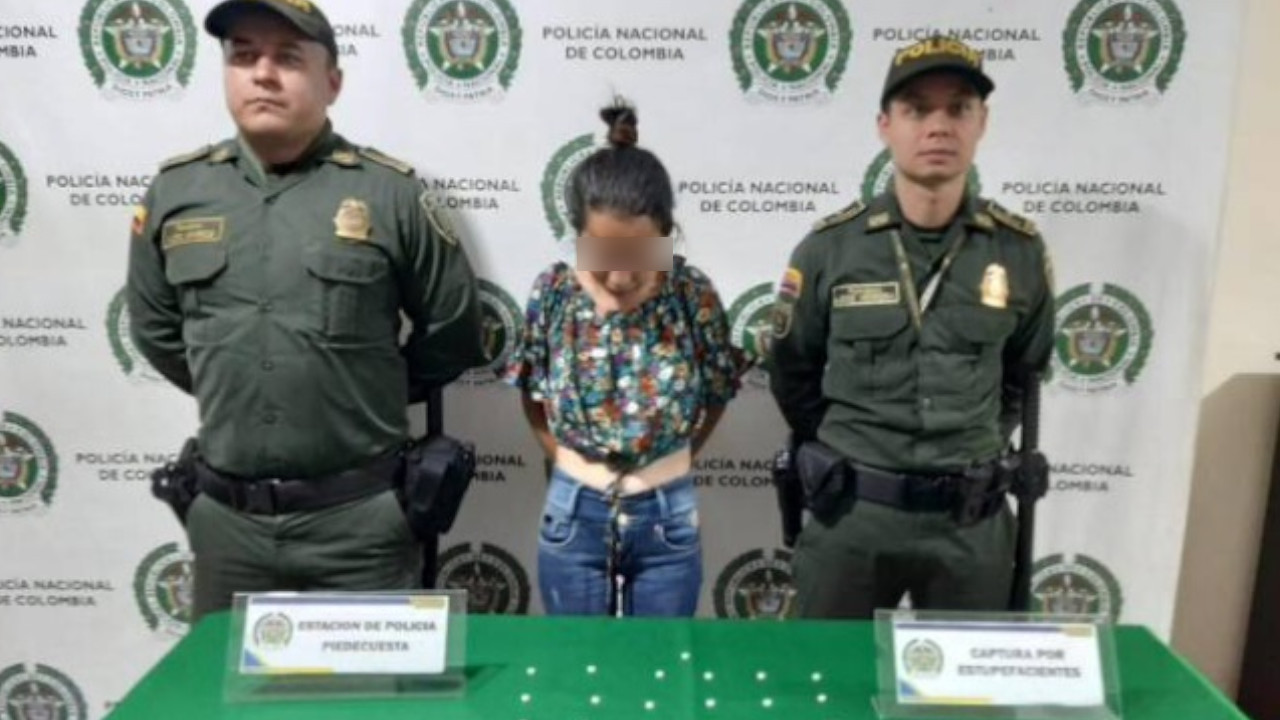 [VIDEO] Mujer fue descubierta ingresando 'droga' en un chorizo a una estación de policía en Piedecuesta