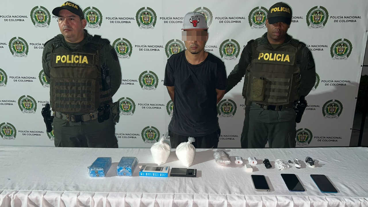 [VIDEO] Pretendía dejar en la cárcel de Urabá dos bolsas con cocaína y el que se quedó fue él