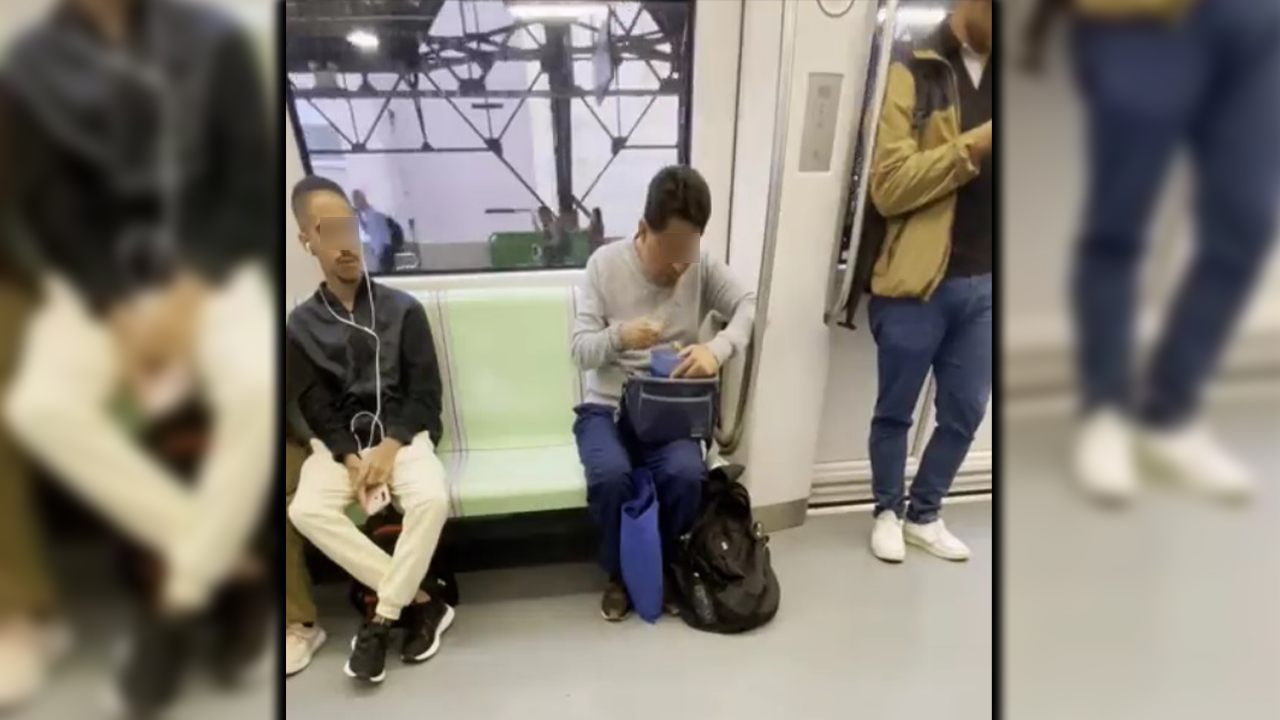 [VIDEO] Un 'don' no se aguantó el 'filo' así que sacó la 'coca' y se sentó a almorzar en pleno Metro de Medellín