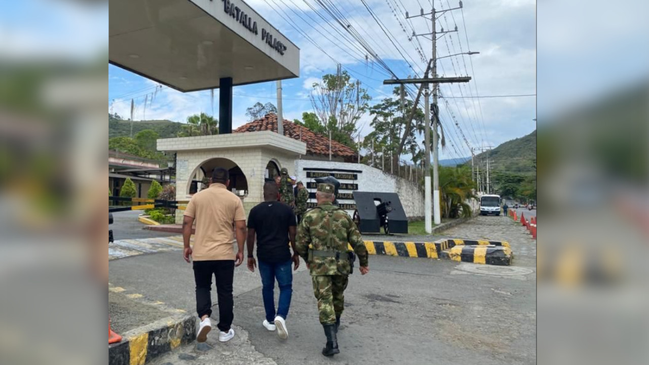 [VIDEO] Un presunto guerrillero del ELN se entregó a los soldados en el Valle del Cauca