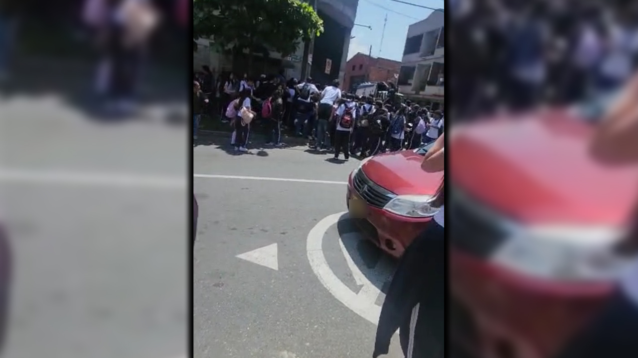 Ya tienen identificados a los estudiantes que pelearon a las afueras del colegio en Itagüí