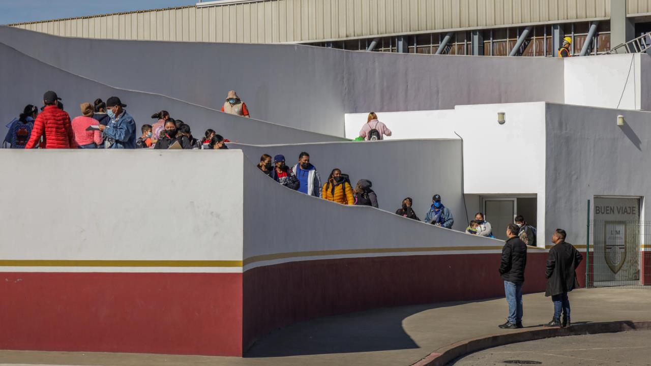 Los arrestos de migrantes en la frontera de EE.UU. disminuyeron 40 % en enero