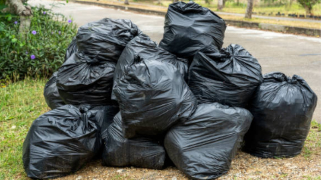 En Medellín, un extranjero le dio un palazo en la cabeza a un reciclador por una bolsa de basura