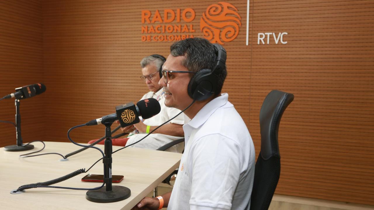 El reto de las emisoras colombianas que hablan de paz en zonas de conflicto