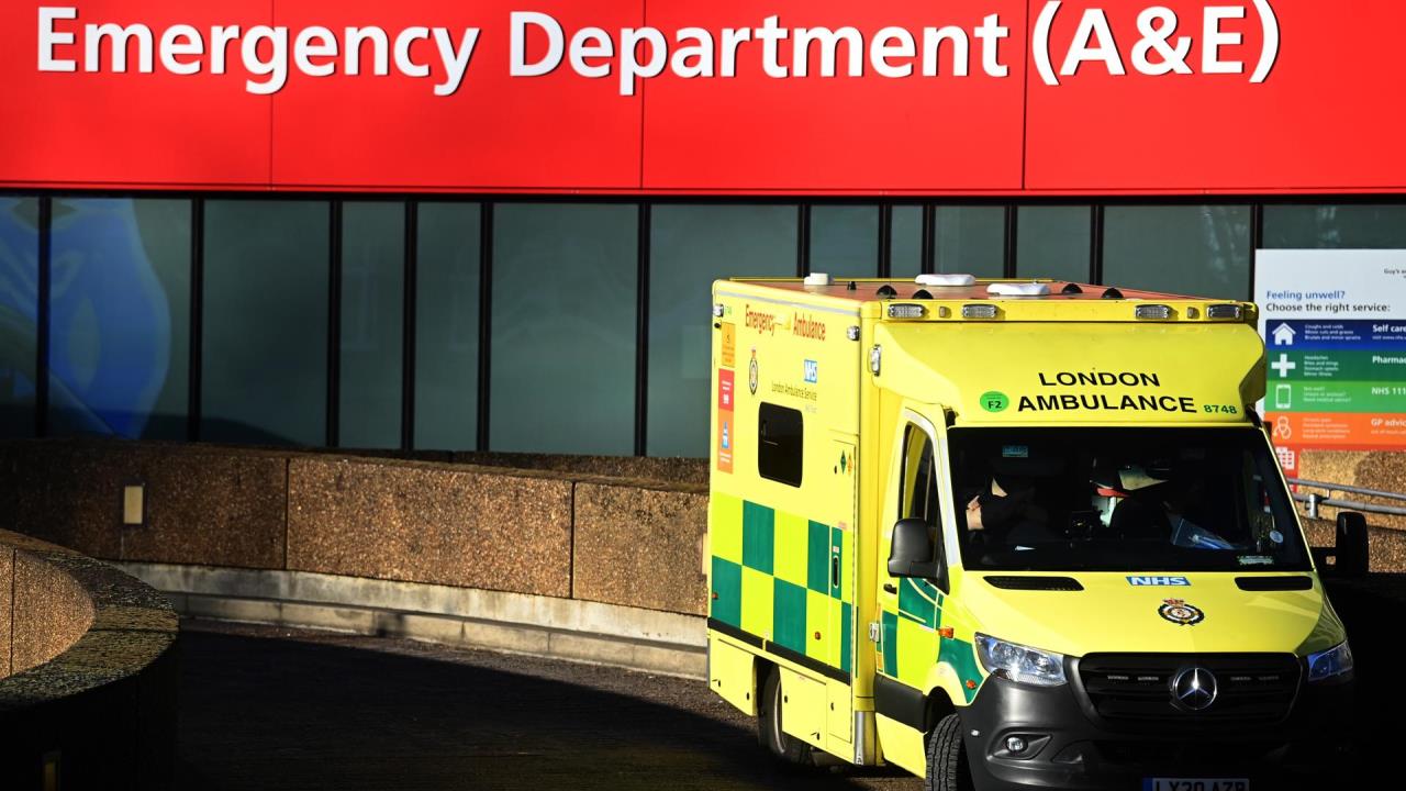 Personal de ambulancia y sanitario británico hará otra huelga el 8 de marzo