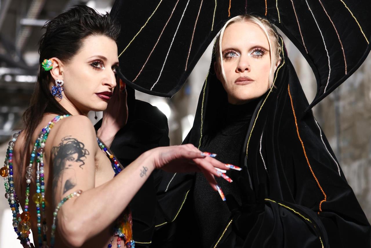 Pasamontañas, lencería y volumenes: París se suma a la moda transgresora