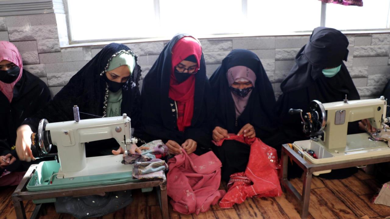 Las restricciones a mujeres exacerban la crisis afgana, según Crisis Group