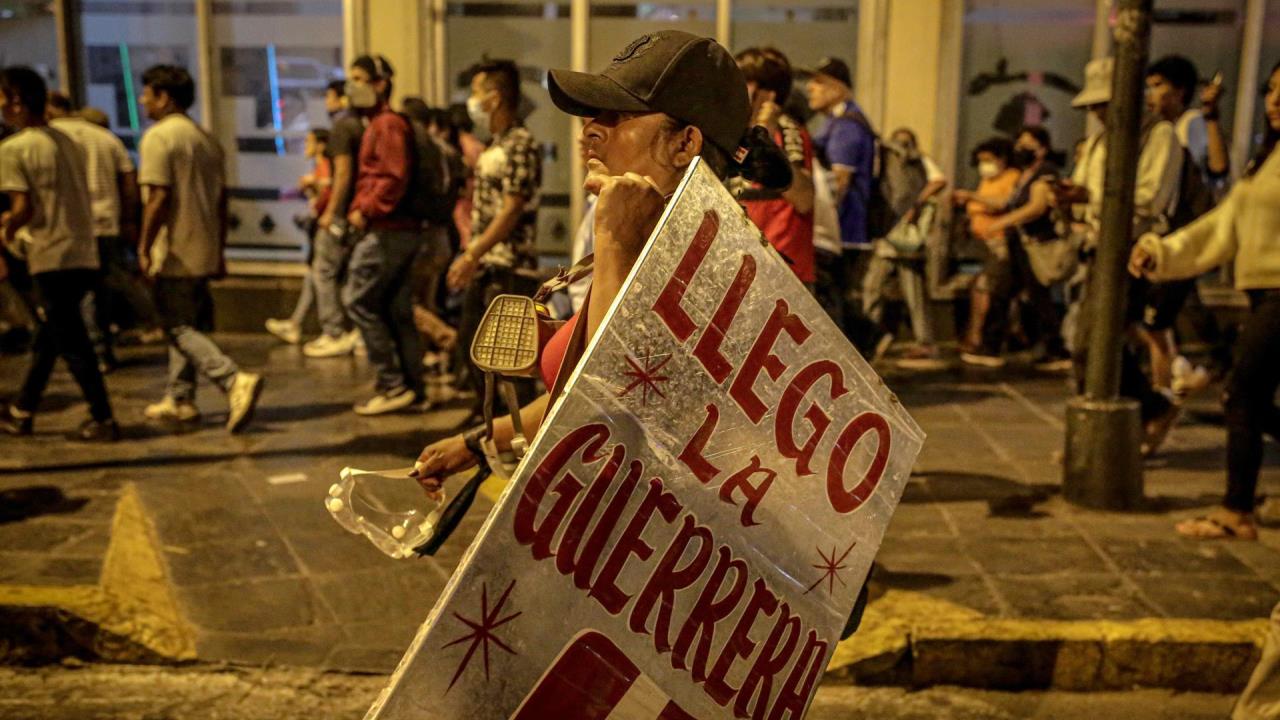 Las dos caras de las protestas en Lima