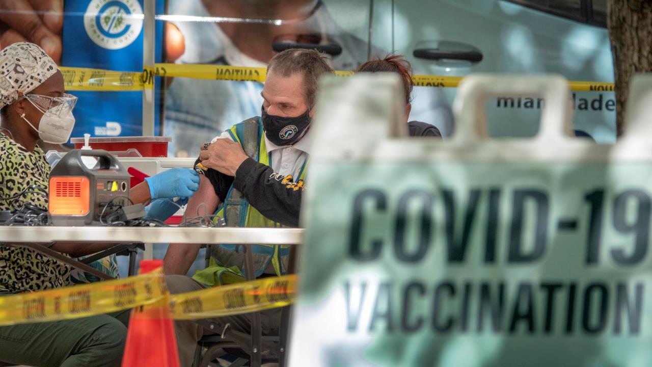 Un condado de Florida pide el aval para prohibir las vacunas de covid-19