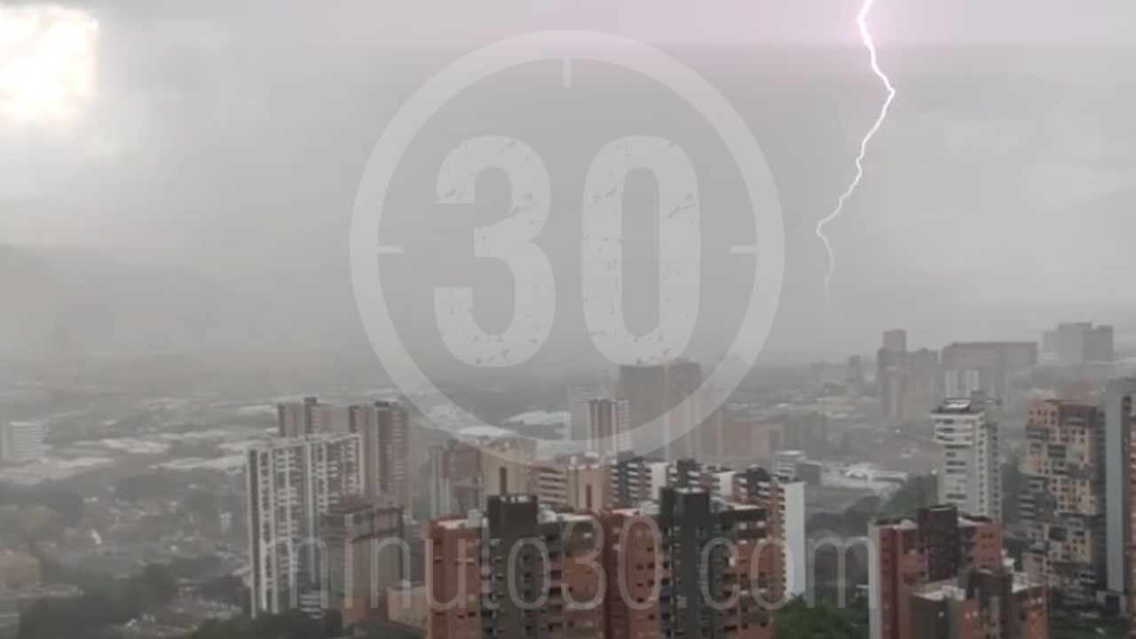 ¡Viernes pasado por agua! En 30 minutos se han registrado 57 descargas eléctricas sobre el Valle de Aburrá