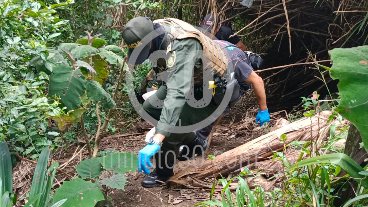 [FOTOS Y VIDEO] Encontraron un cadáver sin cabeza sumergido en una quebrada en Medellín