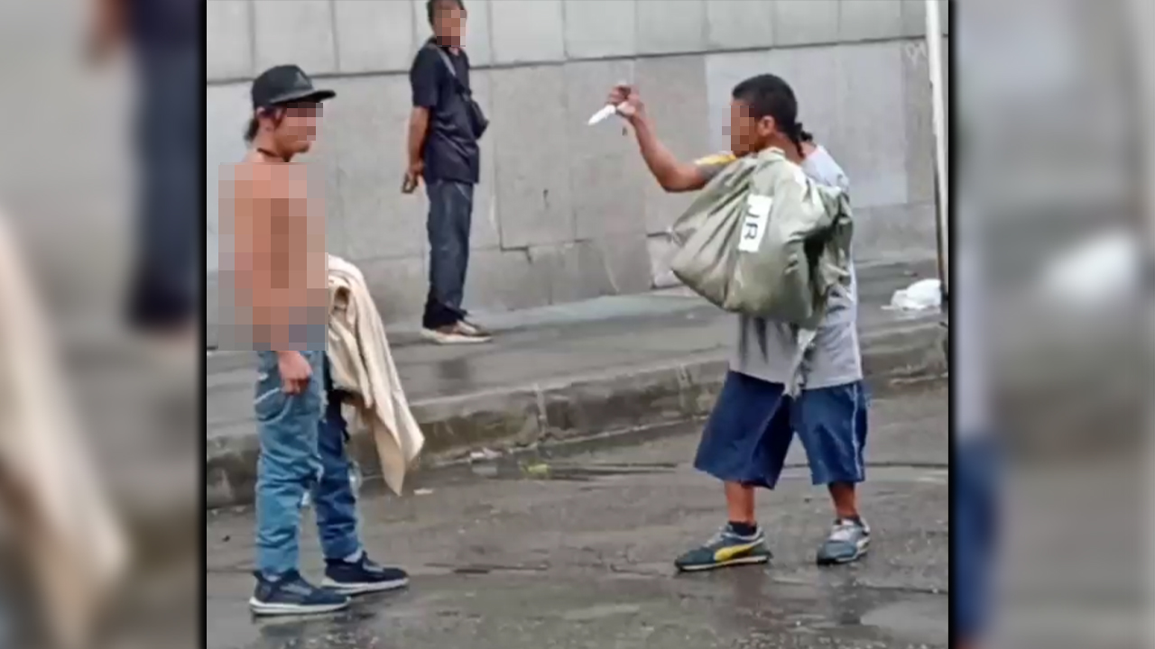 [VIDEO] A cuchillo se enfrentaron dos habitantes de calle en Medellín