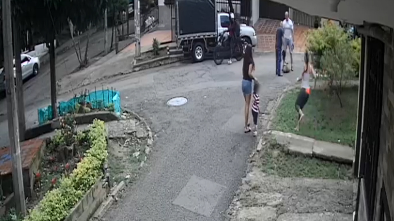 [VIDEO] Un carro atropelló a un perrito en Bello y ni siquiera se detuvo