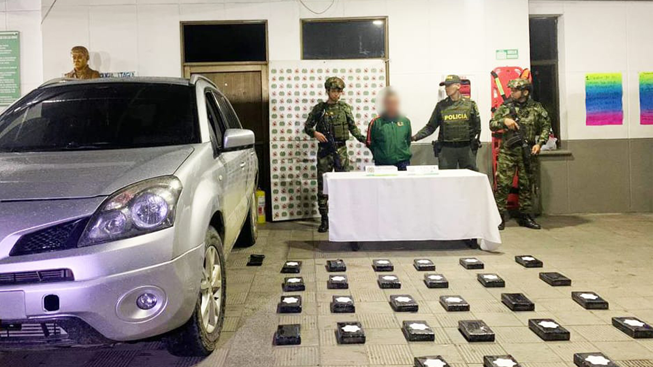 Cayeron 27 kilos de coca que iban encaletados en carro con doble piso por Itagüí