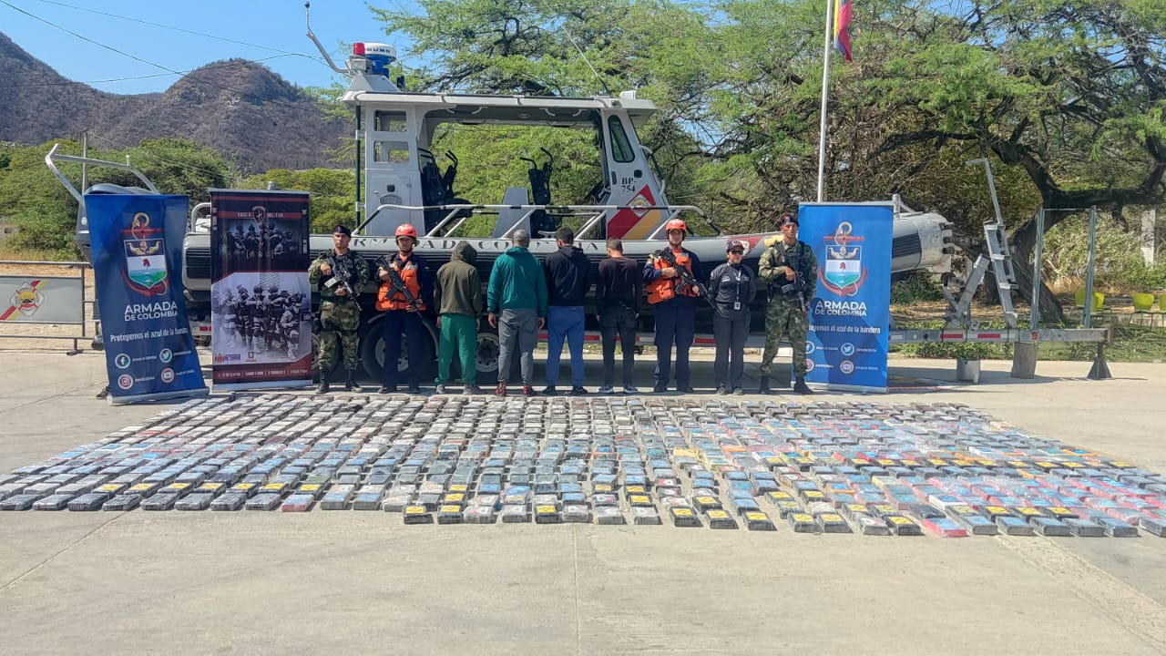 Cuatro capturados con 706 kilos de coca en una lancha por el Caribe