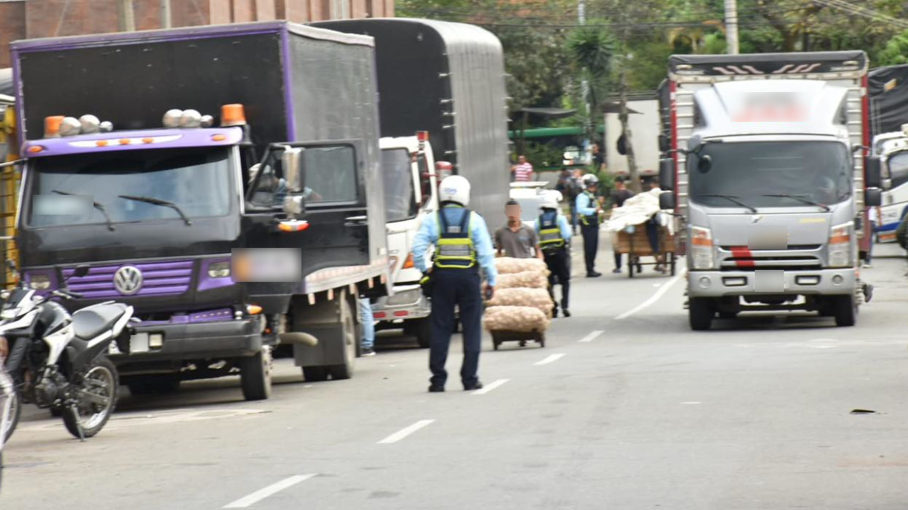 En Itagüí un motociclista apuñaló en la espalda a un agente de tránsito