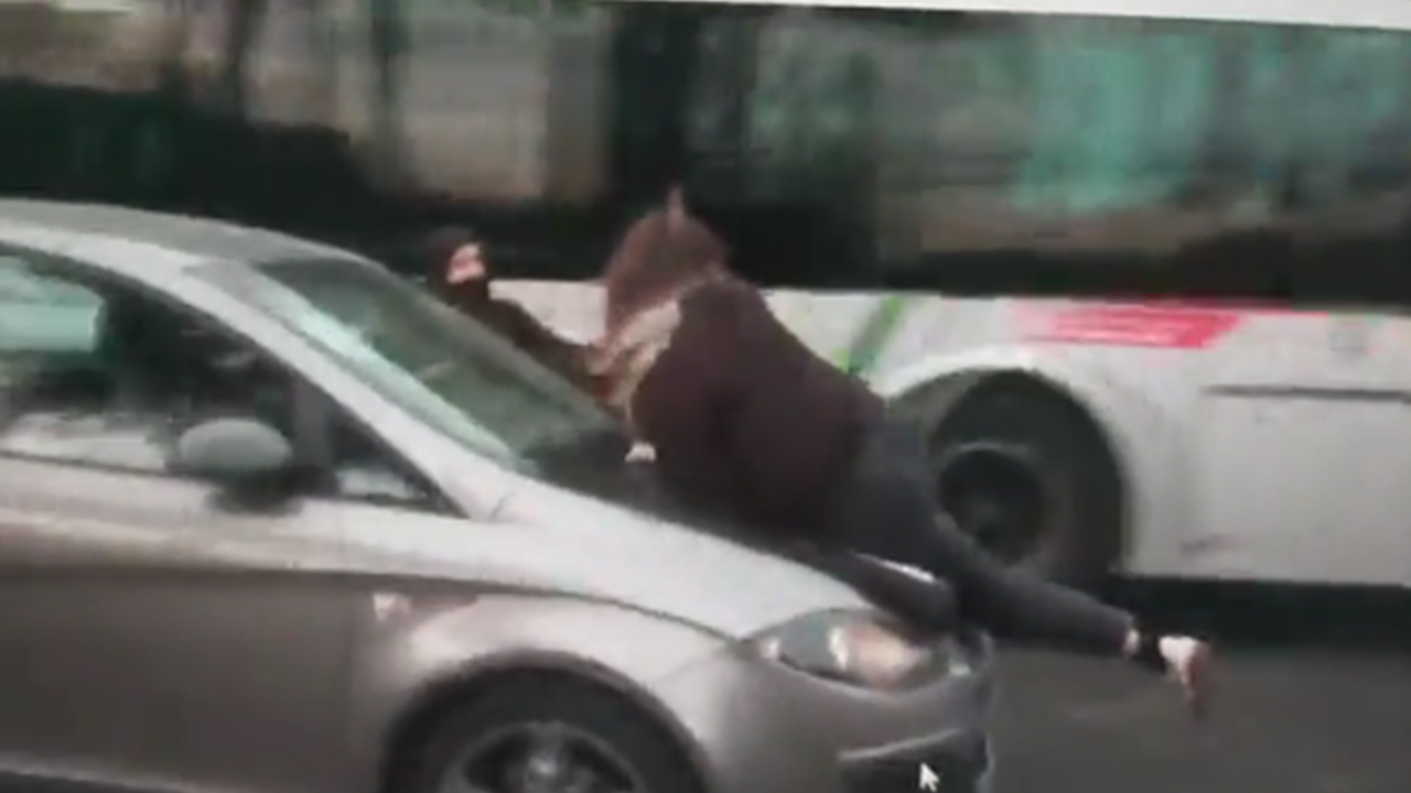 En plena marcha del día de la mujer, una conductora embistió a las manifestantes que bloqueaban una vía