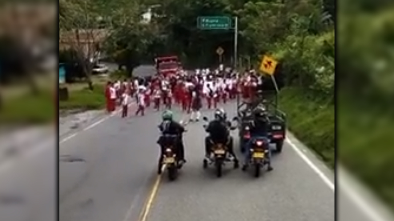 [VIDEO] Estudiantes bloquean la vía Medellín – Bogotá a la altura Cocorná