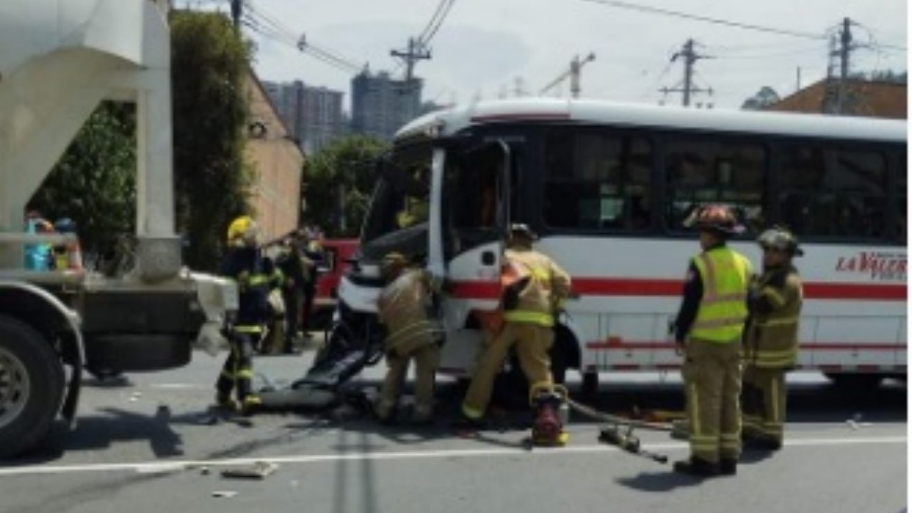 [FOTOS] Fuerte accidente en Sabaneta dejó 17 heridos