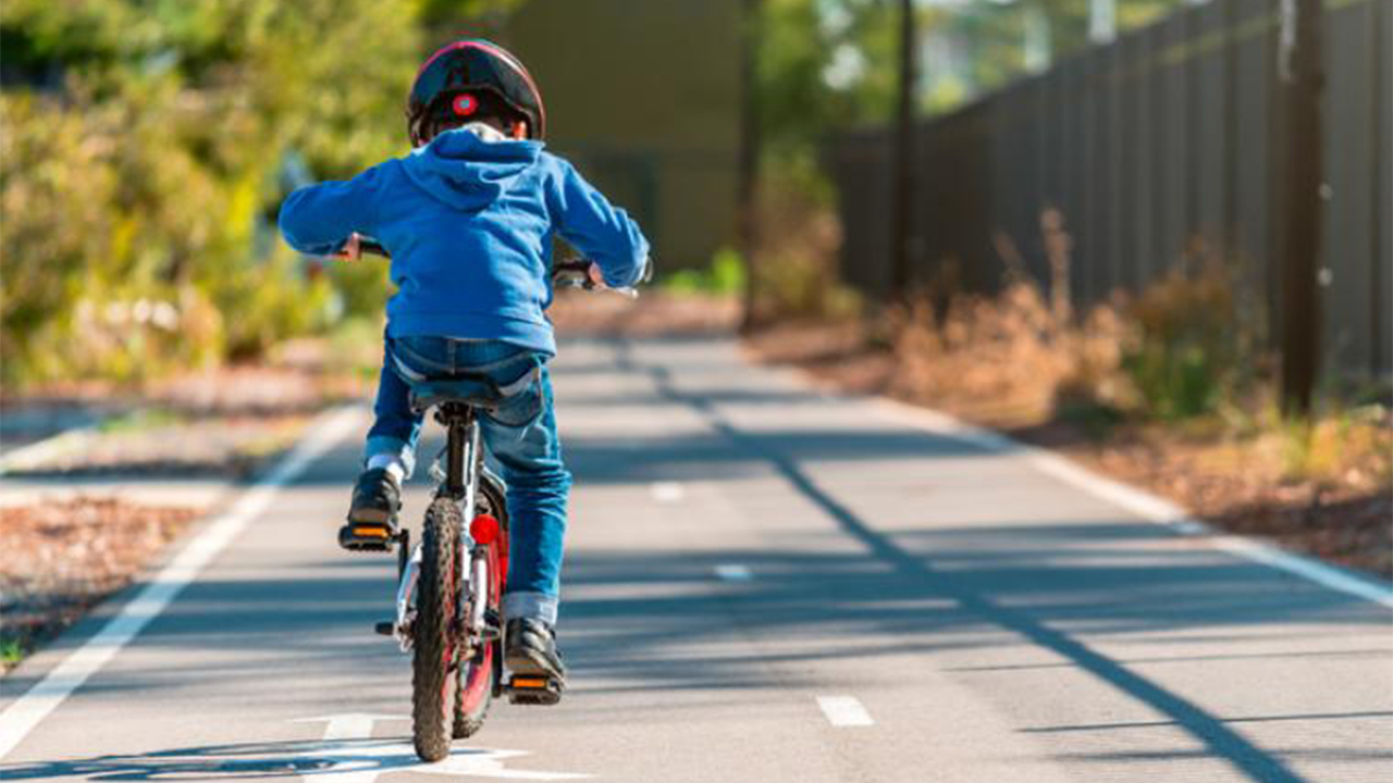 'Que pesar': Niño que iba a estudiar en bicicleta fue atropellado por un tractocamión y murió