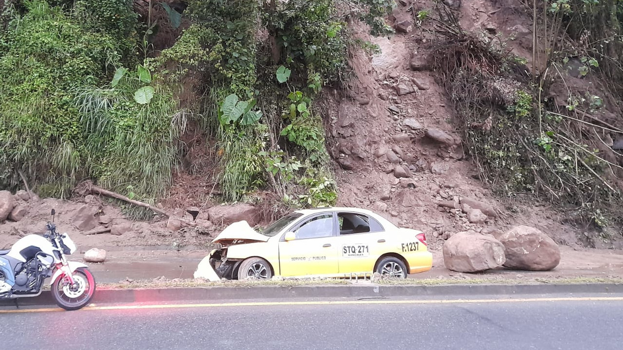 [FOTOS] Tremendo susto: a ocupantes de taxi les ‘llovió’ una enorme roca en un derrumbe