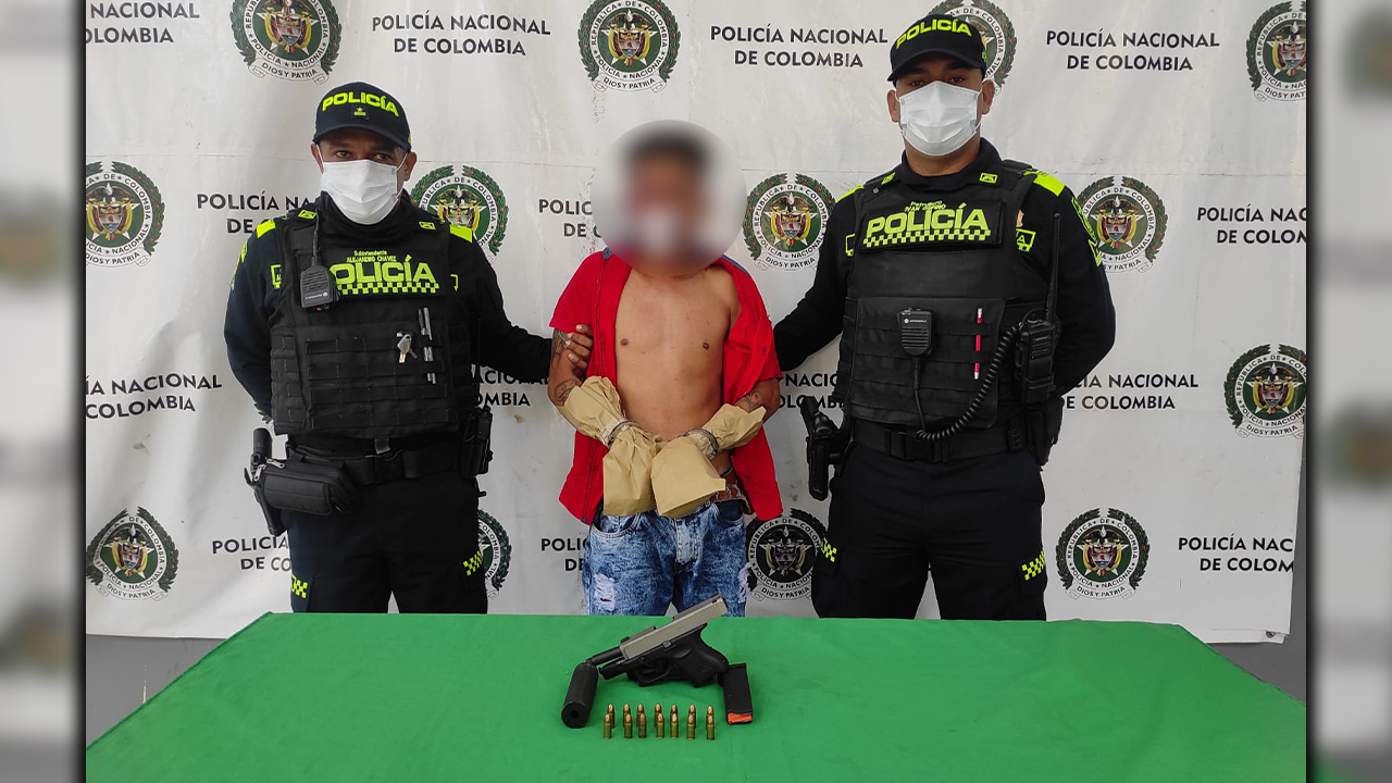 Se puso a pelear, lo golpearon y terminó capturado por llevar un arma de fuego