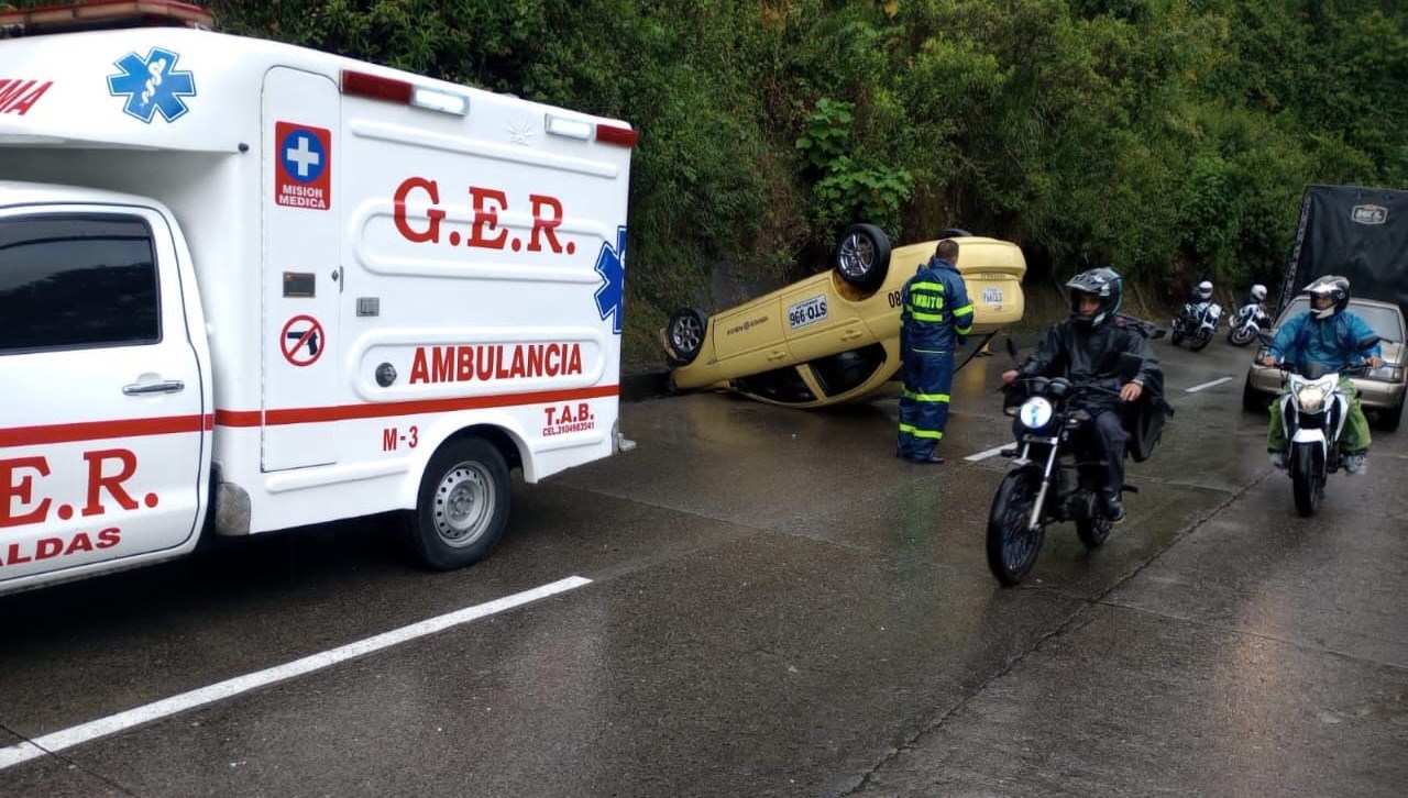 [FOTOS] Taxi perdió el control y terminó volcado en vía de Manizales